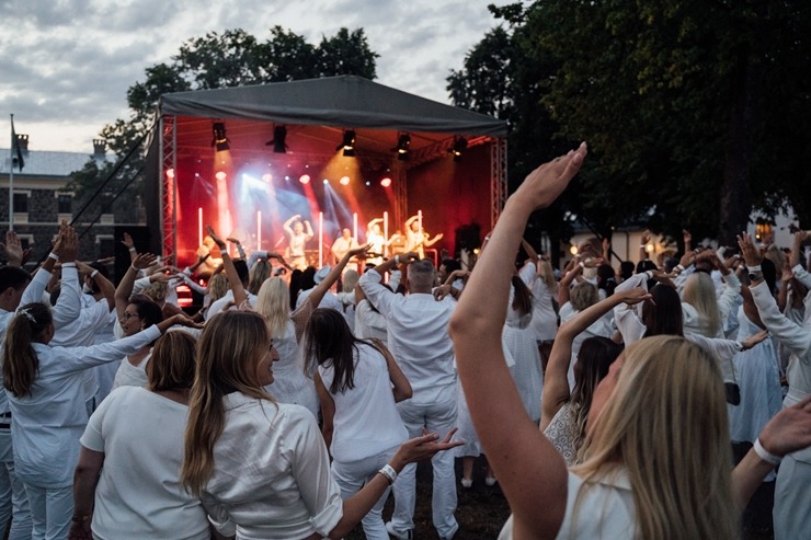 Baltais pikniks šovasar aizvadīts Siguldas pils parkā 304849