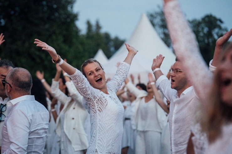 Baltais pikniks šovasar aizvadīts Siguldas pils parkā 304850