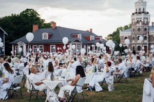 Baltais pikniks šovasar aizvadīts Siguldas pils parkā 25