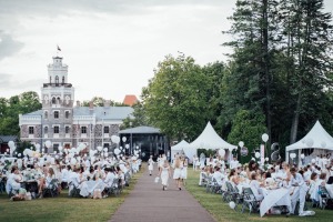 Baltais pikniks šovasar aizvadīts Siguldas pils parkā 30