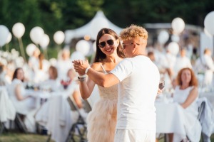 Baltais pikniks šovasar aizvadīts Siguldas pils parkā 35