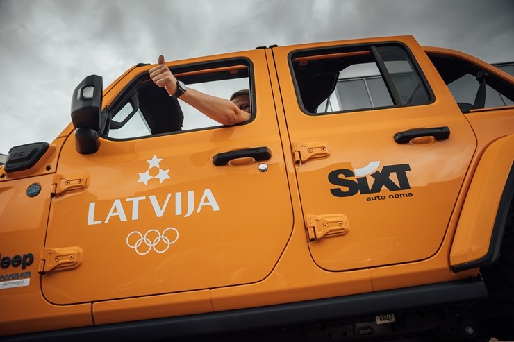 Auto noma «Sixt Latvija» ar eksluzīviem spēkratiem sagaida mājās zelta olimpiešus 304856