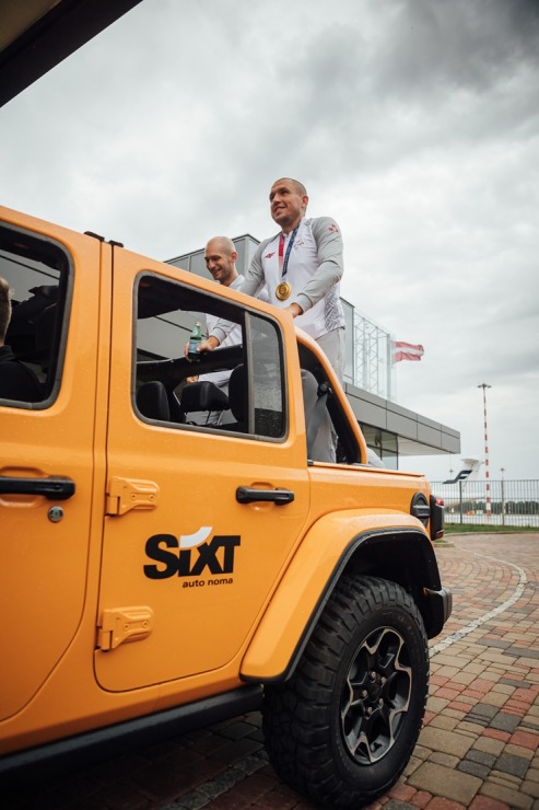 Auto noma «Sixt Latvija» ar eksluzīviem spēkratiem sagaida mājās zelta olimpiešus 304865