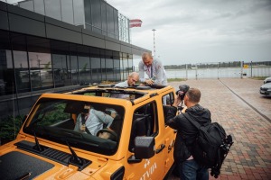 Auto noma «Sixt Latvija» ar eksluzīviem spēkratiem sagaida mājās zelta olimpiešus 7