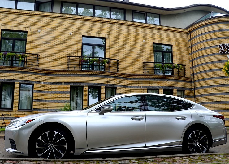 Travelnews.lv apceļo Valmieru ar «Lexus LS 500h AWD» un izbauda restorānu «Agnese» viesmīlību 305245