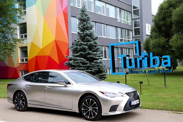 Travelnews.lv apceļo Latviju ar jauno piektās paaudzes «Lexus LS 500h AWD», kas maksā 145 000 eiro 305316