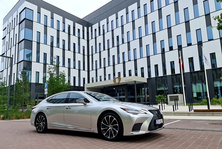 Travelnews.lv apceļo Latviju ar jauno piektās paaudzes «Lexus LS 500h AWD», kas maksā 145 000 eiro  Travelnews.lv apceļo Latviju ar jauno piektās paaudzes «Lexus LS 500h AWD», kas maksā 145 000 eiro 305326