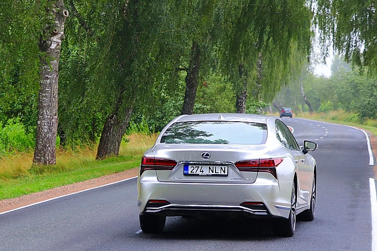 Travelnews.lv apceļo Latviju ar jauno piektās paaudzes «Lexus LS 500h AWD», kas maksā 145 000 eiro 305330