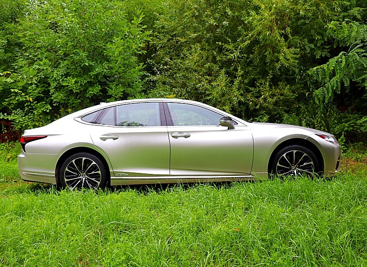 Travelnews.lv apceļo Latviju ar jauno piektās paaudzes «Lexus LS 500h AWD», kas maksā 145 000 eiro 305333