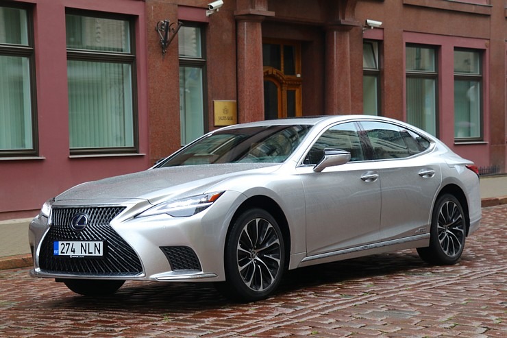 Travelnews.lv apceļo Latviju ar jauno piektās paaudzes «Lexus LS 500h AWD», kas maksā 145 000 eiro 305337