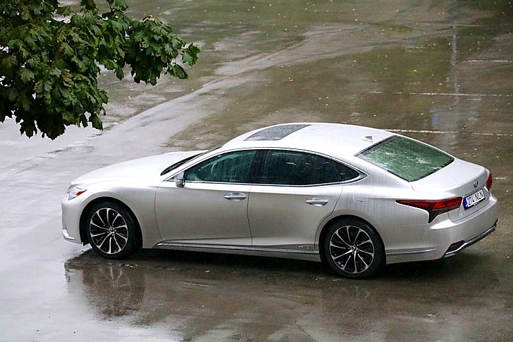 Travelnews.lv apceļo Latviju ar jauno piektās paaudzes «Lexus LS 500h AWD», kas maksā 145 000 eiro 305338