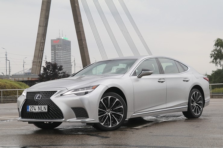 Travelnews.lv apceļo Latviju ar jauno piektās paaudzes «Lexus LS 500h AWD», kas maksā 145 000 eiro 305339