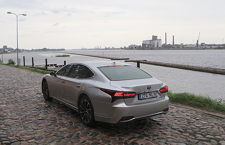 Travelnews.lv apceļo Latviju ar jauno piektās paaudzes «Lexus LS 500h AWD», kas maksā 145 000 eiro 305358