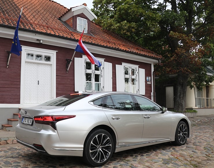 Travelnews.lv apceļo Latviju ar jauno piektās paaudzes «Lexus LS 500h AWD», kas maksā 145 000 eiro 305359