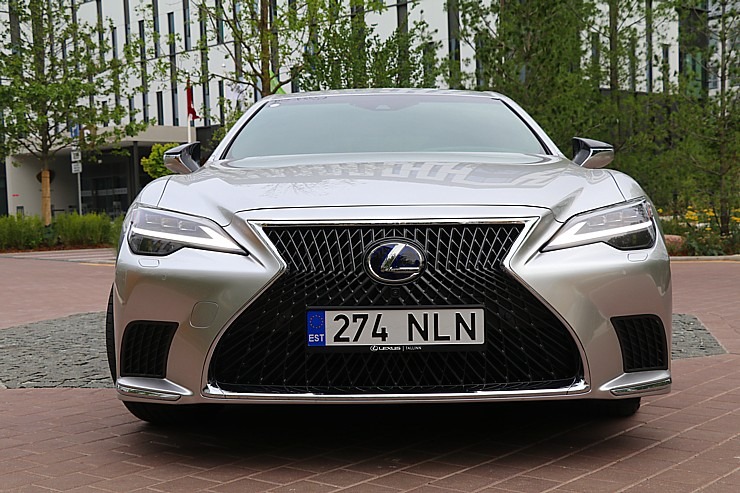 Travelnews.lv apceļo Latviju ar jauno piektās paaudzes «Lexus LS 500h AWD», kas maksā 145 000 eiro 305321