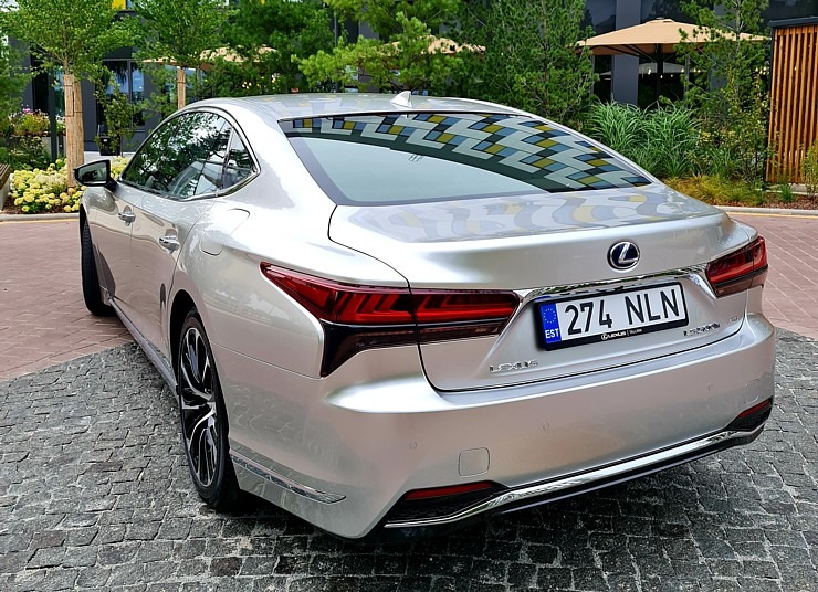 Travelnews.lv apceļo Latviju ar jauno piektās paaudzes «Lexus LS 500h AWD», kas maksā 145 000 eiro 305323