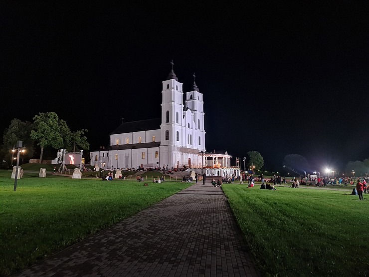 Aglonā Tautas Krusta ceļu kopā ar ticīgajiem iziet Latvijas valsts prezidents Egils Levits 305663