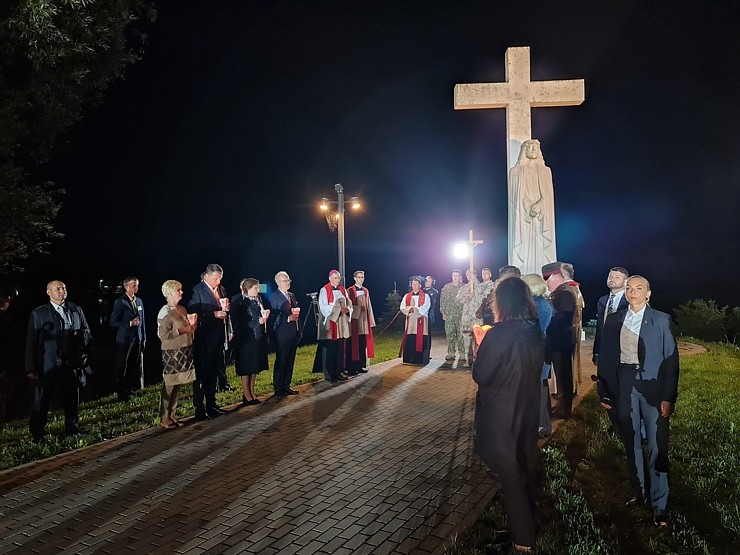 Aglonā Tautas Krusta ceļu kopā ar ticīgajiem iziet Latvijas valsts prezidents Egils Levits 305664