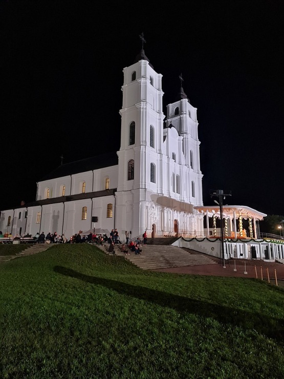 Aglonā Tautas Krusta ceļu kopā ar ticīgajiem iziet Latvijas valsts prezidents Egils Levits 305668