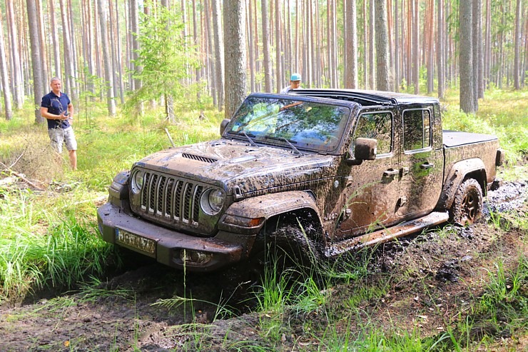 Travelnews.lv kopā ar autodīleri «Autobrava» Latvijas bezceļos izdzen jaunos «Jeep» spēkratus 305711