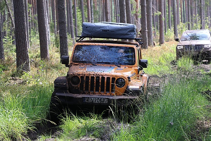 Travelnews.lv kopā ar autodīleri «Autobrava» Latvijas bezceļos izdzen jaunos «Jeep» spēkratus 305713