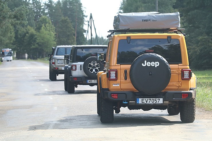 Travelnews.lv kopā ar autodīleri «Autobrava» Latvijas bezceļos izdzen jaunos «Jeep» spēkratus 305716