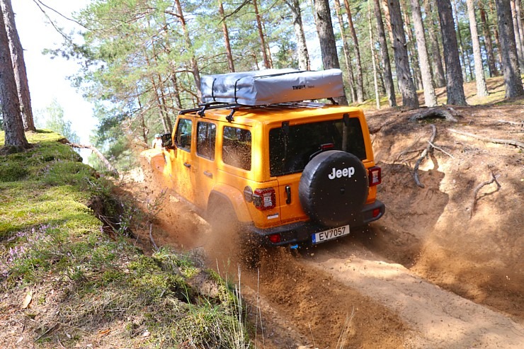 Travelnews.lv kopā ar autodīleri «Autobrava» Latvijas bezceļos izdzen jaunos «Jeep» spēkratus 305719