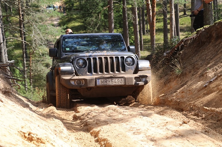 Travelnews.lv kopā ar autodīleri «Autobrava» Latvijas bezceļos izdzen jaunos «Jeep» spēkratus 305720