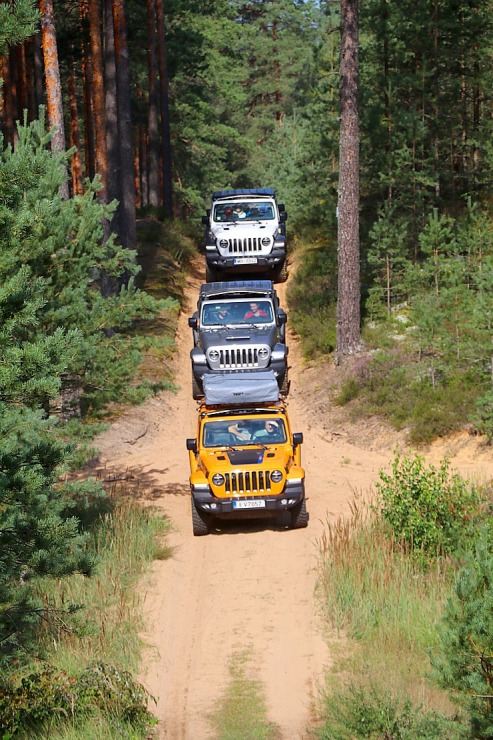 Travelnews.lv kopā ar autodīleri «Autobrava» Latvijas bezceļos izdzen jaunos «Jeep» spēkratus 305703