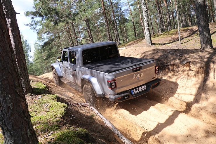 Travelnews.lv kopā ar autodīleri «Autobrava» Latvijas bezceļos izdzen jaunos «Jeep» spēkratus 305721