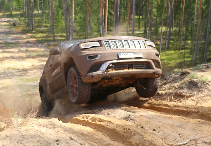 Travelnews.lv kopā ar autodīleri «Autobrava» Latvijas bezceļos izdzen jaunos «Jeep» spēkratus 305724