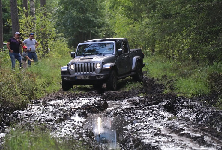 Travelnews.lv kopā ar autodīleri «Autobrava» Latvijas bezceļos izdzen jaunos «Jeep» spēkratus 305725