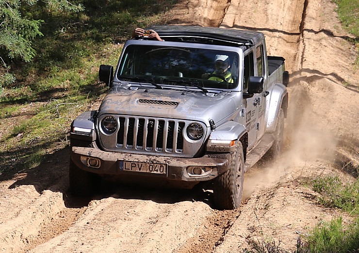 Travelnews.lv kopā ar autodīleri «Autobrava» Latvijas bezceļos izdzen jaunos «Jeep» spēkratus 305728