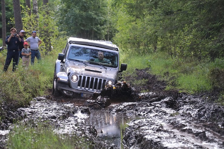 Travelnews.lv kopā ar autodīleri «Autobrava» Latvijas bezceļos izdzen jaunos «Jeep» spēkratus 305709