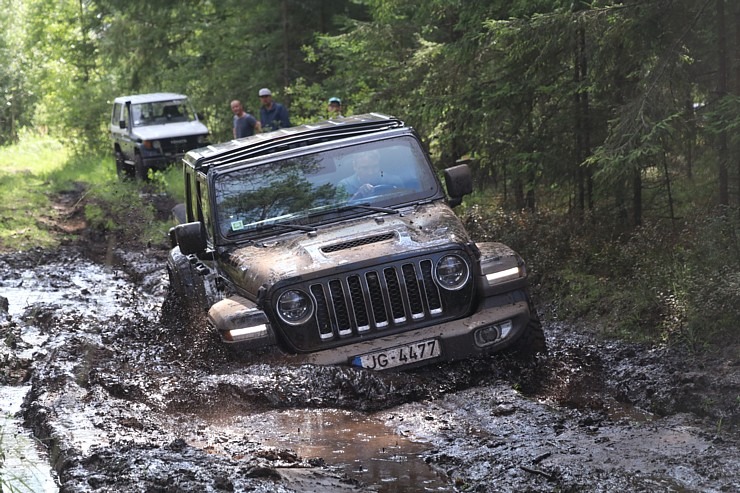 Travelnews.lv kopā ar autodīleri «Autobrava» Latvijas bezceļos izdzen jaunos «Jeep» spēkratus 305710