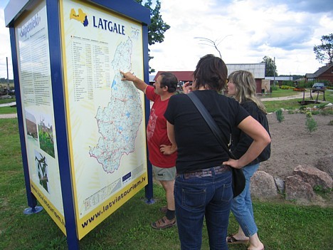 Pa ceļam no Rēzeknes uz Balviem, iegriežieties Skujetniekos, kur atrodas 