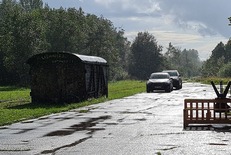 Ar elektrisko «Porsche Taycan Cross Turismo» apciemojam «Glamp Camp Ērgļi» un pop-up restorānu «Ērgļu stacija» 306119