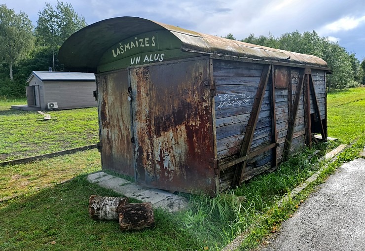 Ar elektrisko «Porsche Taycan Cross Turismo» apciemojam «Glamp Camp Ērgļi» un pop-up restorānu «Ērgļu stacija» 306120