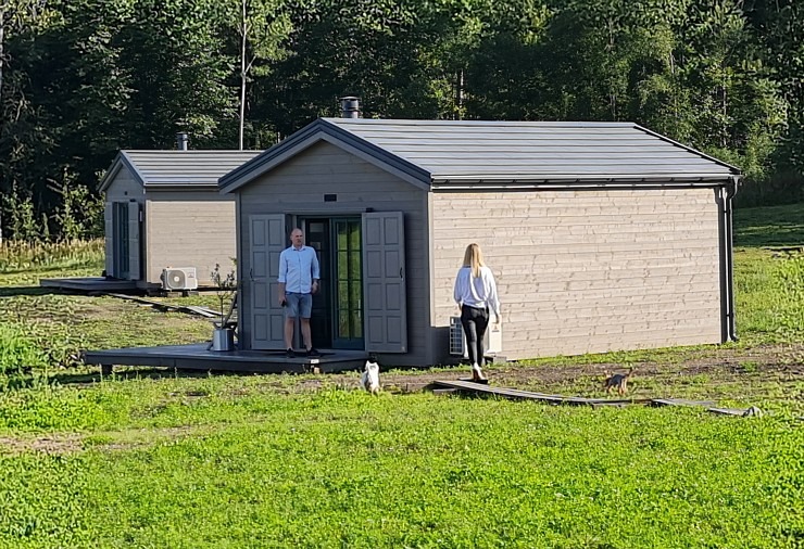 Ar elektrisko «Porsche Taycan Cross Turismo» apciemojam «Glamp Camp Ērgļi» un pop-up restorānu «Ērgļu stacija» 306121