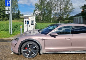 Ar elektrisko «Porsche Taycan Cross Turismo» apciemojam «Glamp Camp Ērgļi» un pop-up restorānu «Ērgļu stacija» 25