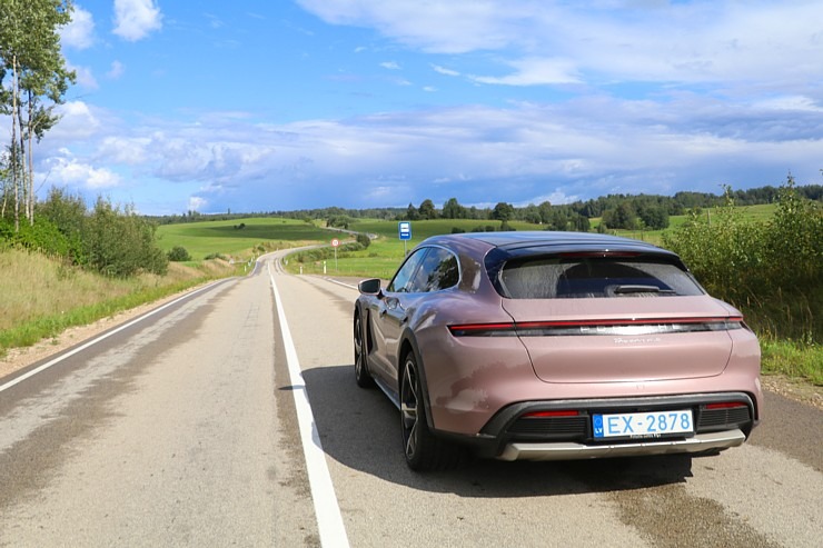 Travelnews.lv apceļo Vidzemi ar elektrisko un jaudīgo «Porsche Taycan 4S Cross Turismo» 306299