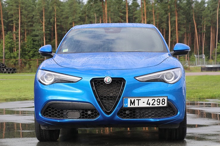 Travelnews.lv Biķernieku trasē joņo ar 510 zirgspēku «Alfa Romeo Stelvio Quadrifoglio» no «Autobrava» 306580