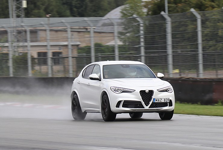 Travelnews.lv Biķernieku trasē joņo ar 510 zirgspēku «Alfa Romeo Stelvio Quadrifoglio» no «Autobrava» 306583