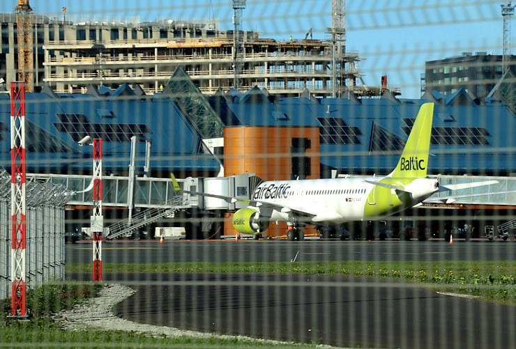 Travelnews.lv lido ar «airBaltic» no Rīgas uz Tallinu caur Helsinkiem biezās miglas dēļ 306921