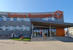 Travelnews.lv no Tallinas lidostas (20-25 min) kājām dodas uz Tallinas autoostu, lai ceļotu uz Sāremā 16