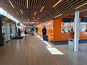 Travelnews.lv no Tallinas lidostas (20-25 min) kājām dodas uz Tallinas autoostu, lai ceļotu uz Sāremā 17
