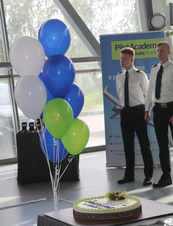 «airBaltic» Pilotu akadēmiju absolvē pieci studenti un viena studente 306999