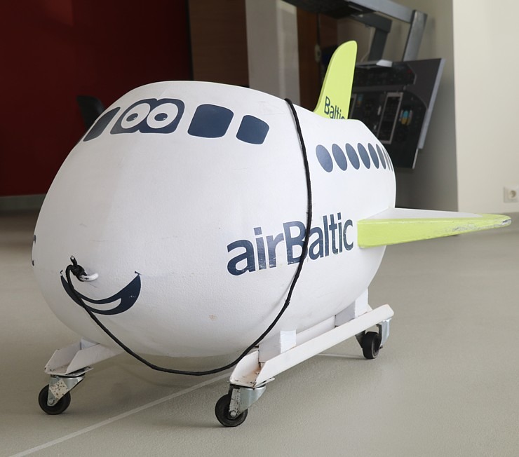 «airBaltic» Pilotu akadēmiju absolvē pieci studenti un viena studente 307002