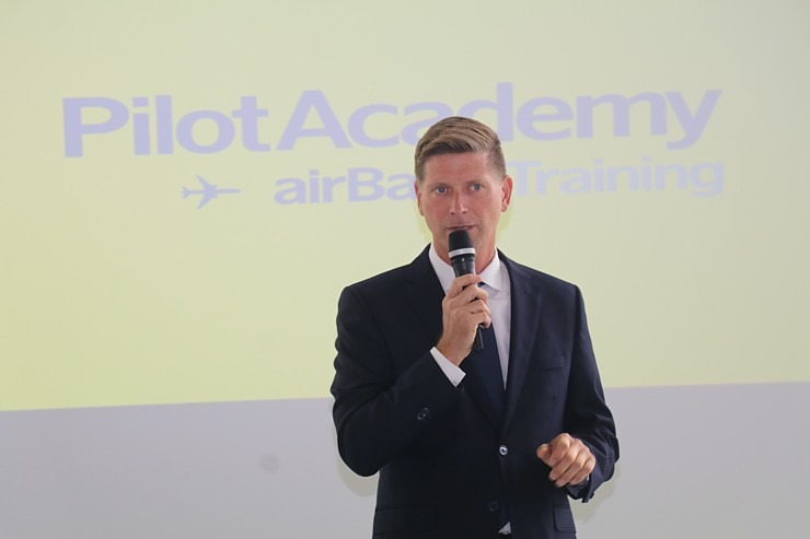 «airBaltic» Pilotu akadēmiju absolvē pieci studenti un viena studente 306992