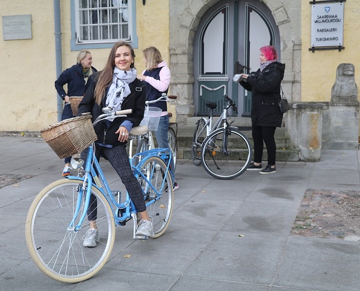 Travelnews.lv ar velosipēdu apceļo Kuresāri Sāmsalā un apciemo tūrisma informācijas centru 307645